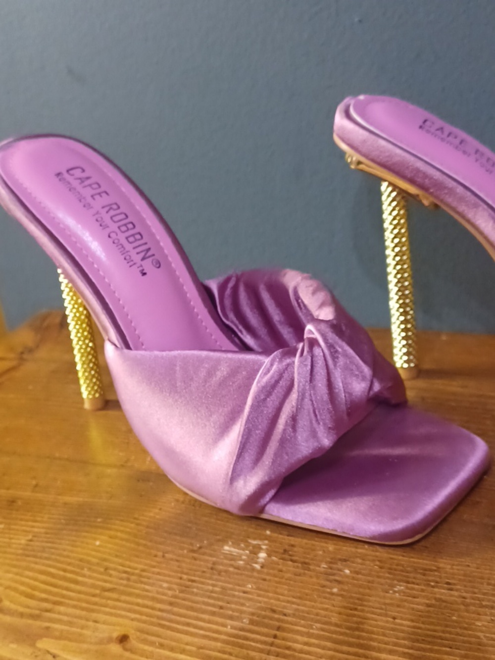 Cape Robbin Heels - Picture 3 of 16